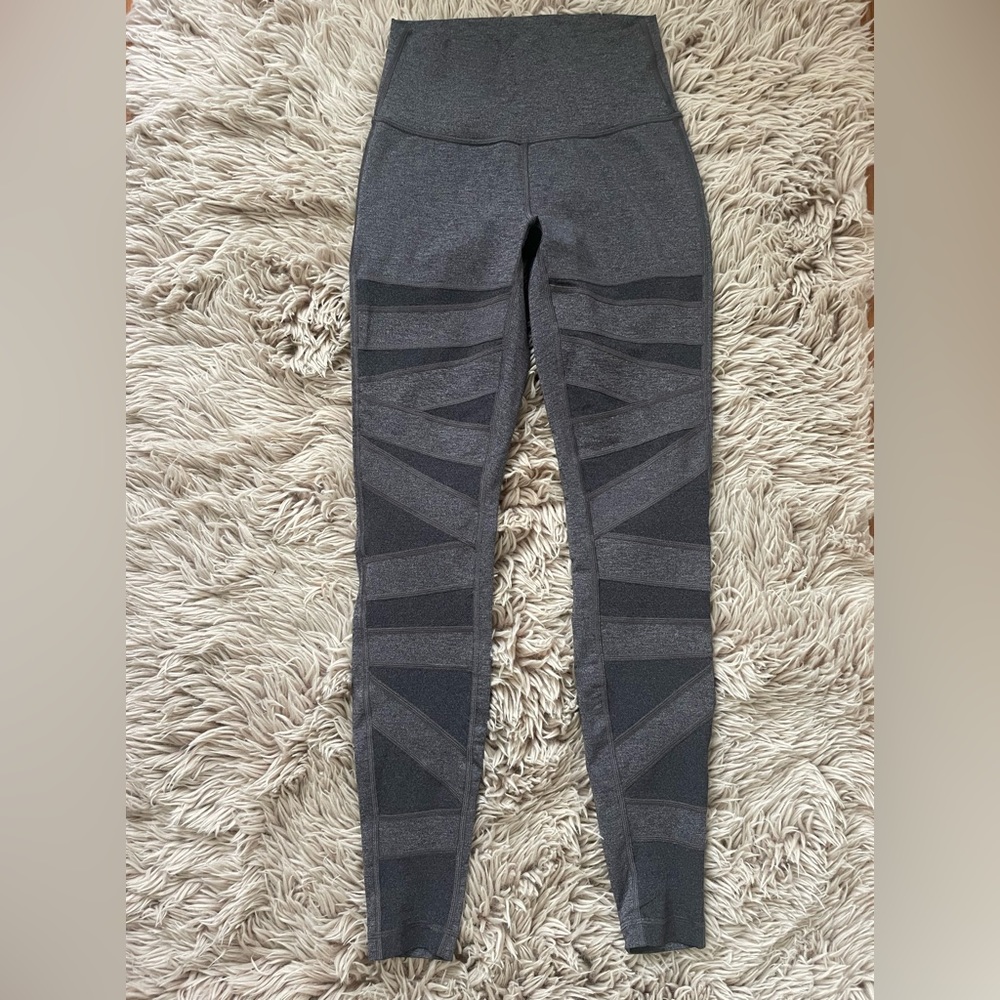 Workout pants Lululemon in gray . Never worn it .